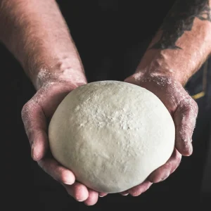 Notre artisan pizzaïolo prépare la pâte fraîche à la main à Crest.