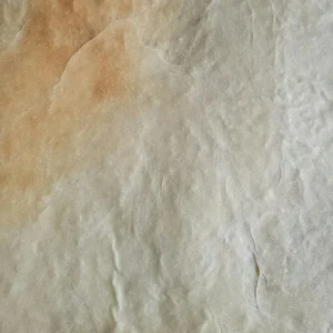 Texture d'une pâte à pizza artisanale croustillante et dorée.